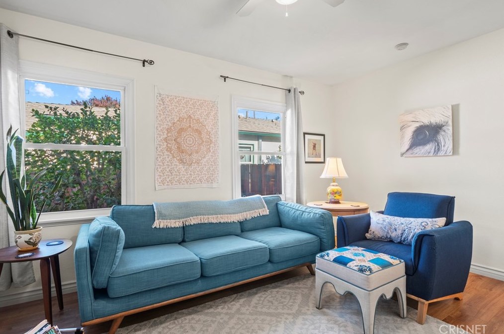 19128 Archwood St, Los Angeles CA  91335-5001 exterior