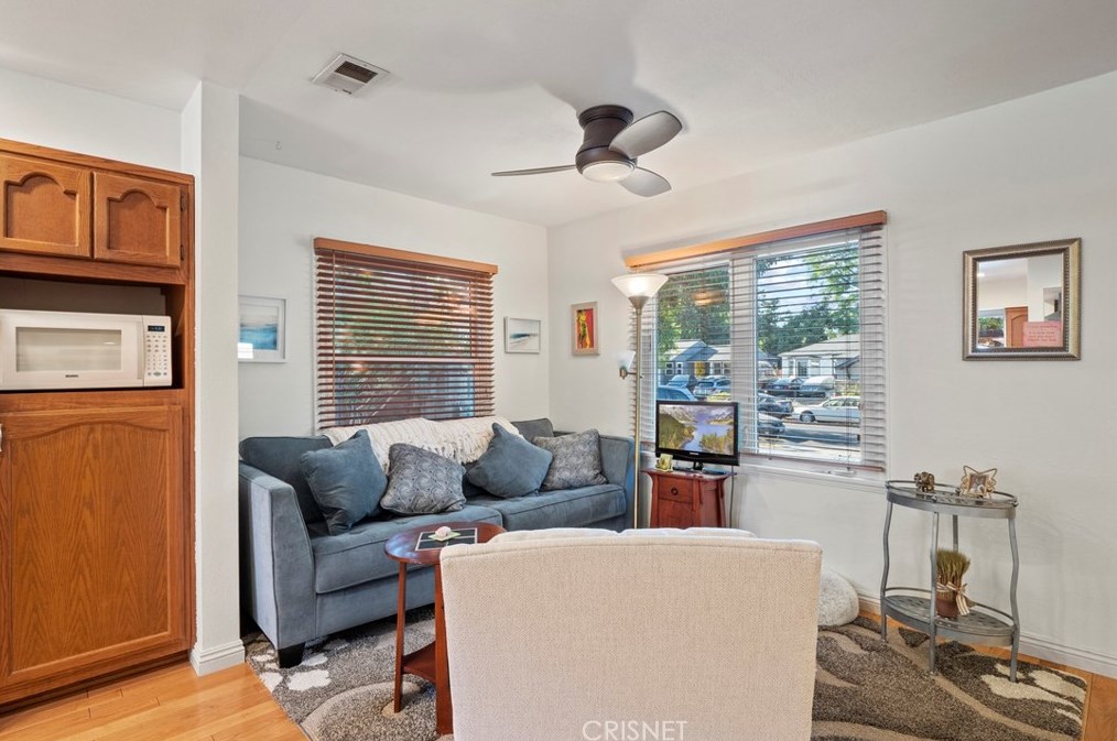 19128 Archwood St, Los Angeles CA  91335-5001 exterior