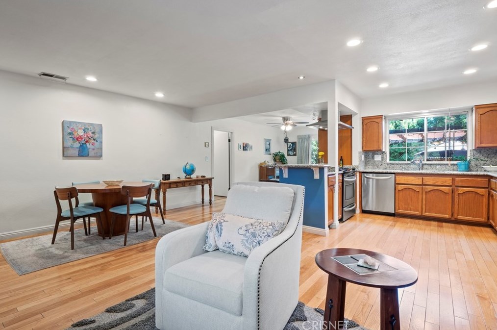 19128 Archwood St, Los Angeles CA  91335-5001 exterior