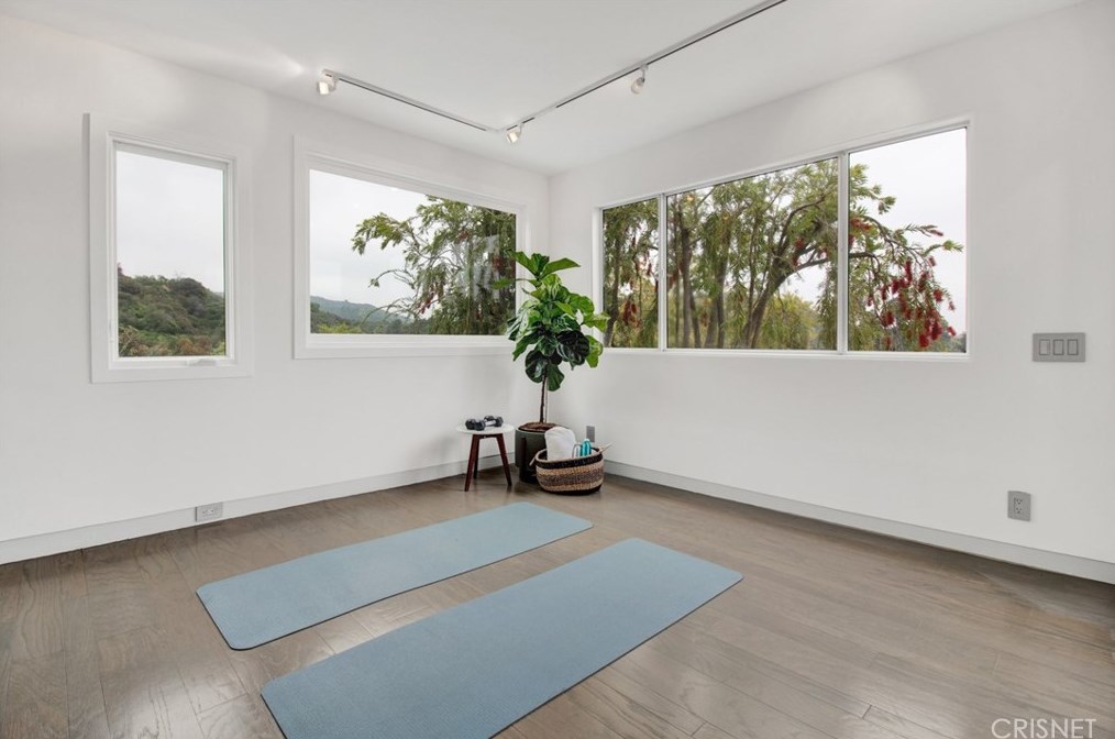 10225 Scenario Ln, Los Angeles CA  90077-2411 exterior