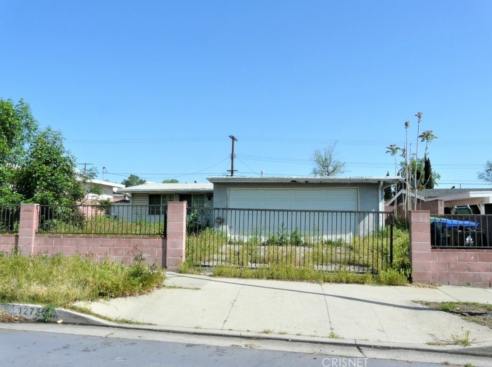 12736 Montford St, Los Angeles CA  91331-1116 exterior