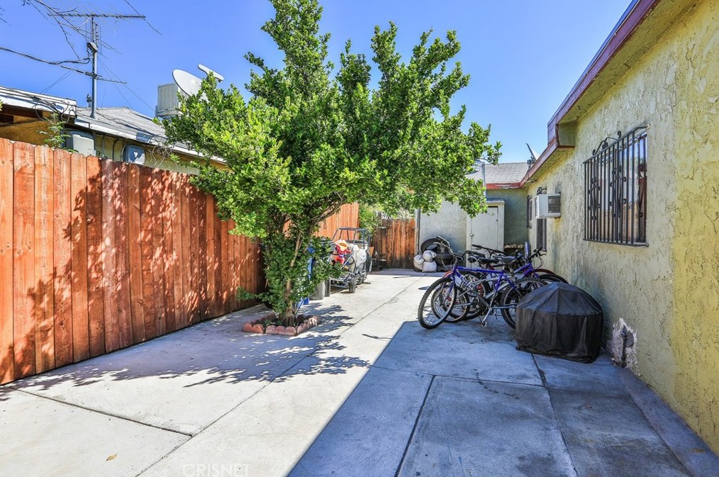 9707 Amboy Ave, Los Angeles CA  91331-4118 exterior