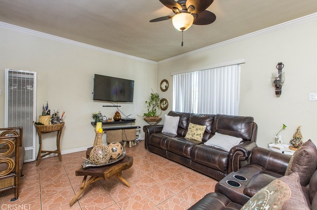 9707 Amboy Ave, Los Angeles CA  91331-4118 exterior