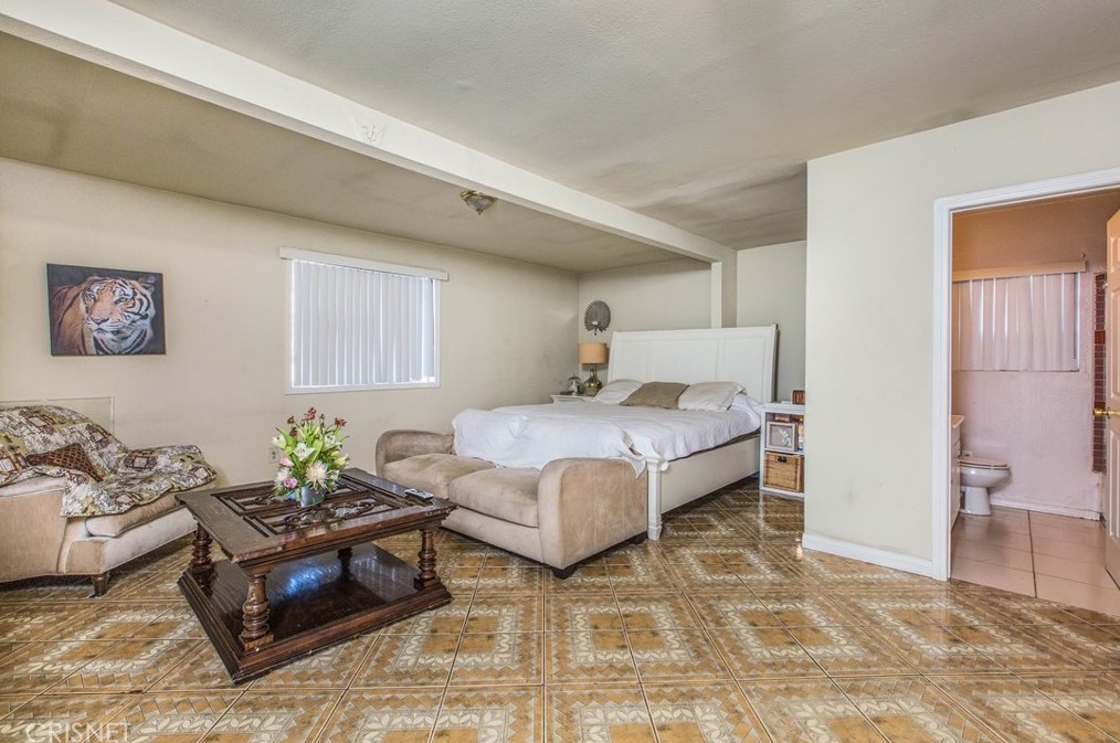 9707 Amboy Ave, Los Angeles CA  91331-4118 exterior