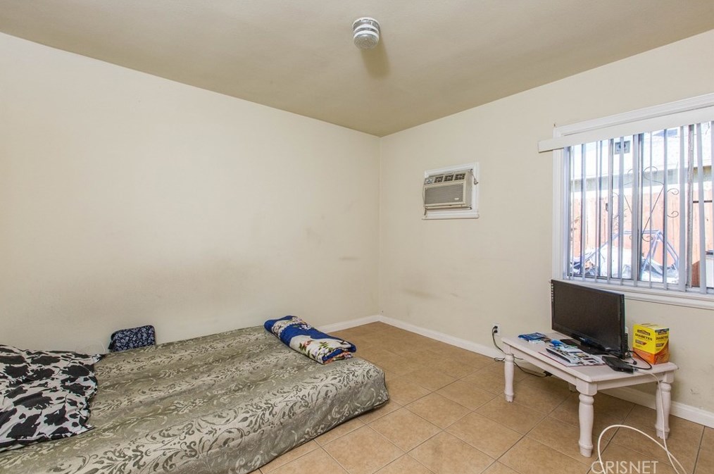9707 Amboy Ave, Los Angeles CA  91331-4118 exterior