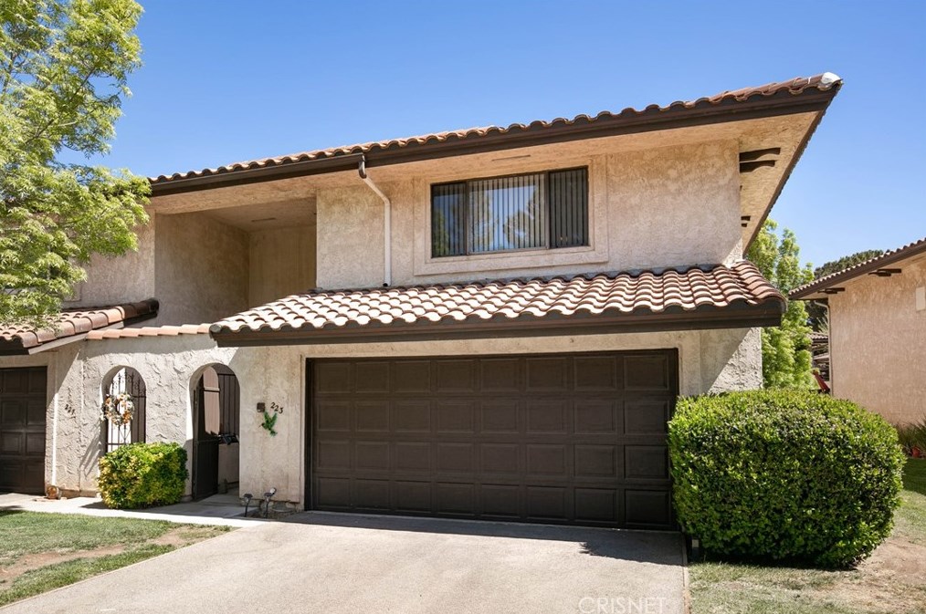 223 Eagle Ln, Palmdale, CA 93551-3613