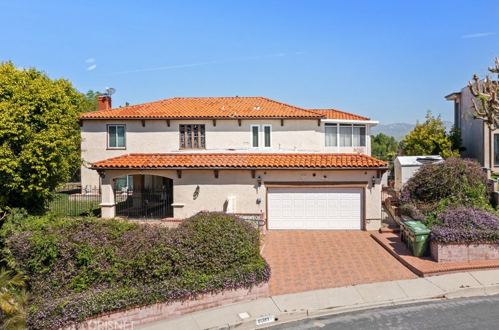 11351 Dona Lisa Dr, North Hollywood, CA 91604-4316
