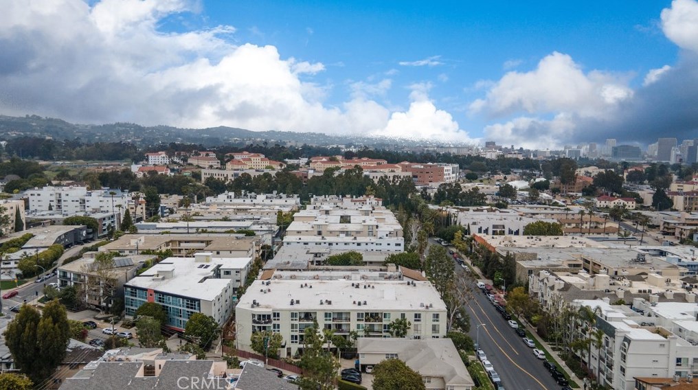 11687 Montana Ave, Los Angeles CA  90049-4673 exterior