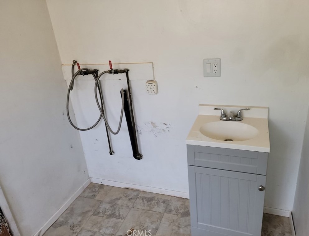 19454 Hartland St, Los Angeles CA  91335-3737 exterior