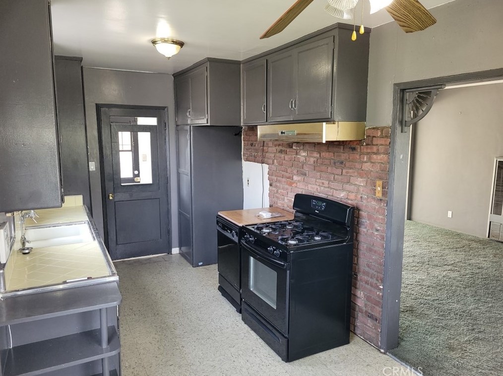 19454 Hartland St, Los Angeles CA  91335-3737 exterior