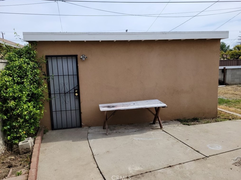 19454 Hartland St, Los Angeles CA  91335-3737 exterior