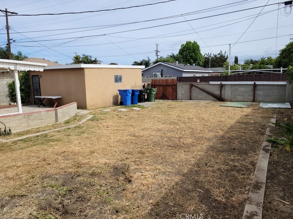 19454 Hartland St, Los Angeles CA  91335-3737 exterior