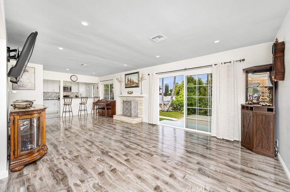 15600 Rinaldi St, San Fernando, CA 91344