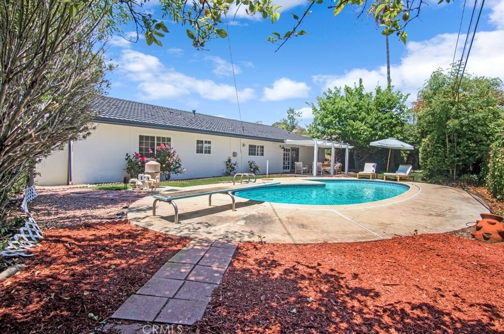 1376 Feather Ave, Thousand Oaks CA  91360-3413 exterior