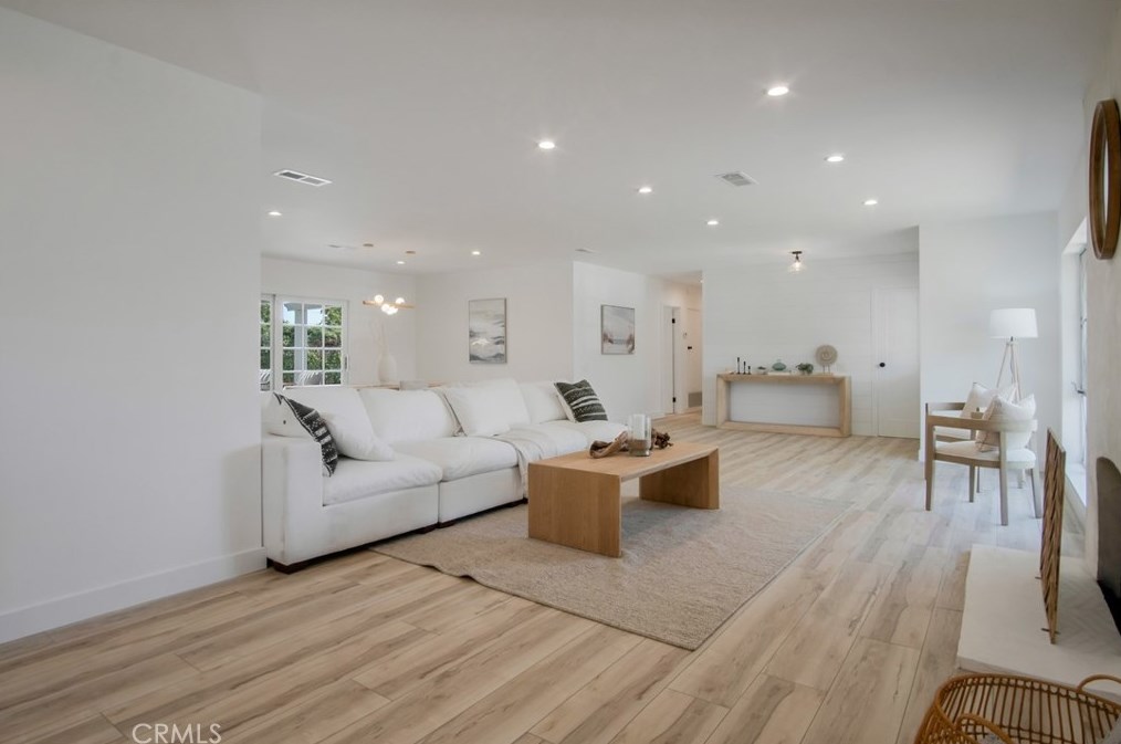 1376 Feather Ave, Thousand Oaks CA  91360-3413 exterior