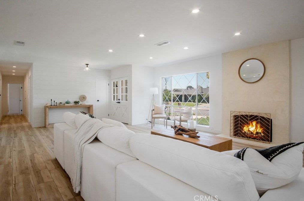 1376 Feather Ave, Thousand Oaks CA  91360-3413 exterior