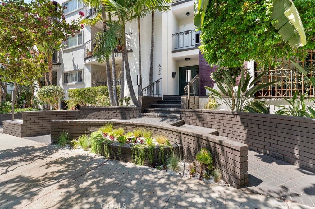 625 Flores St, Los Angeles CA  90048-2148 exterior