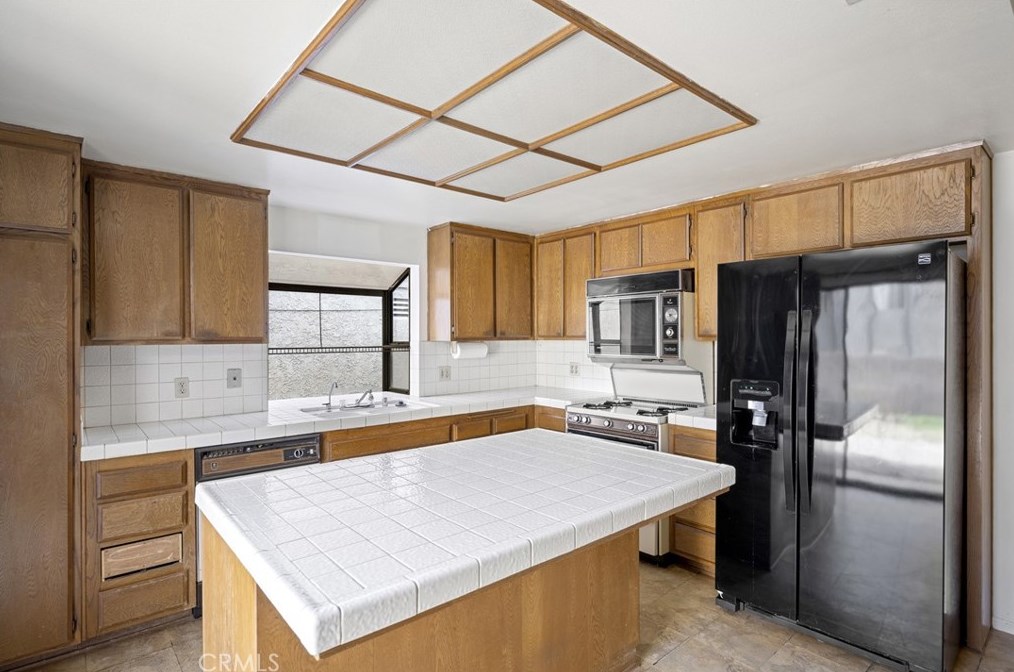 2943 Avenue, Palmdale, CA 93551-2427