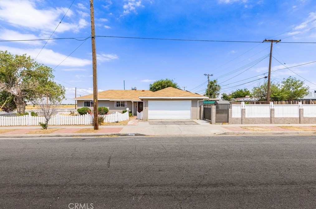 3302 Avenue, Palmdale, CA