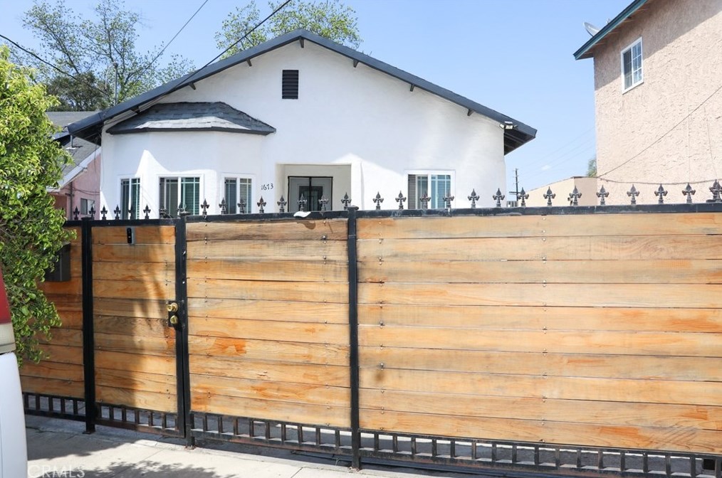 1673 33rd St, Los Angeles CA  90011-2248 exterior