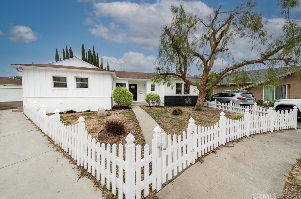 12807 Arminta St, North Hollywood, CA 91605-2018