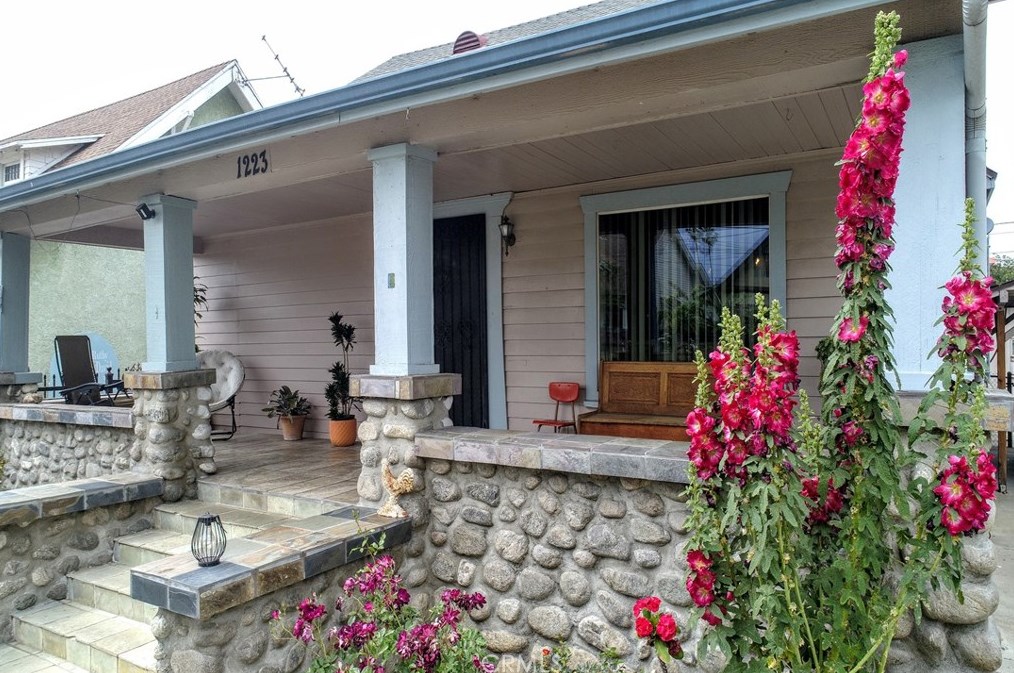 1223 37th Dr, Los Angeles CA  90007-4212 exterior