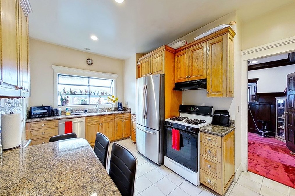 1223 37th Dr, Los Angeles CA  90018-4407 exterior