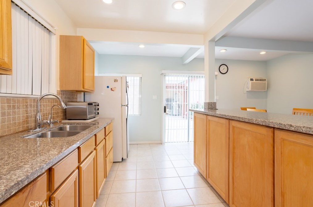 9663 Amboy Ave, Los Angeles CA  91331-3705 exterior