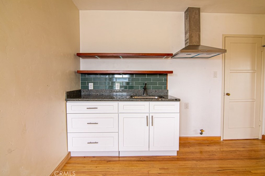 6806 Van Ness Ave, Los Angeles CA  90047-1654 exterior