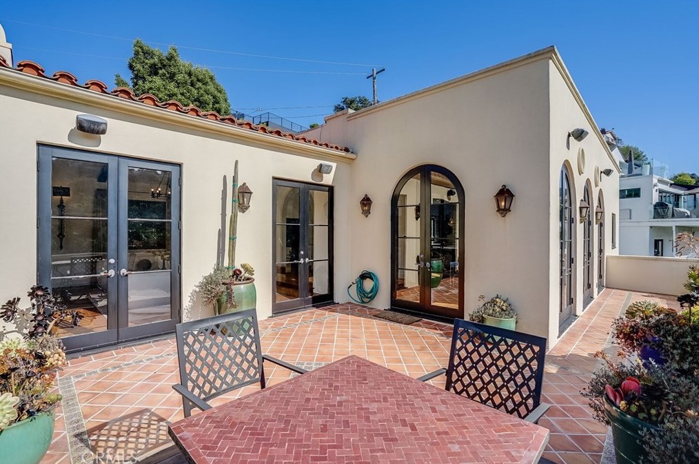 2169 Groveland Dr, Los Angeles CA  90046-1521 exterior