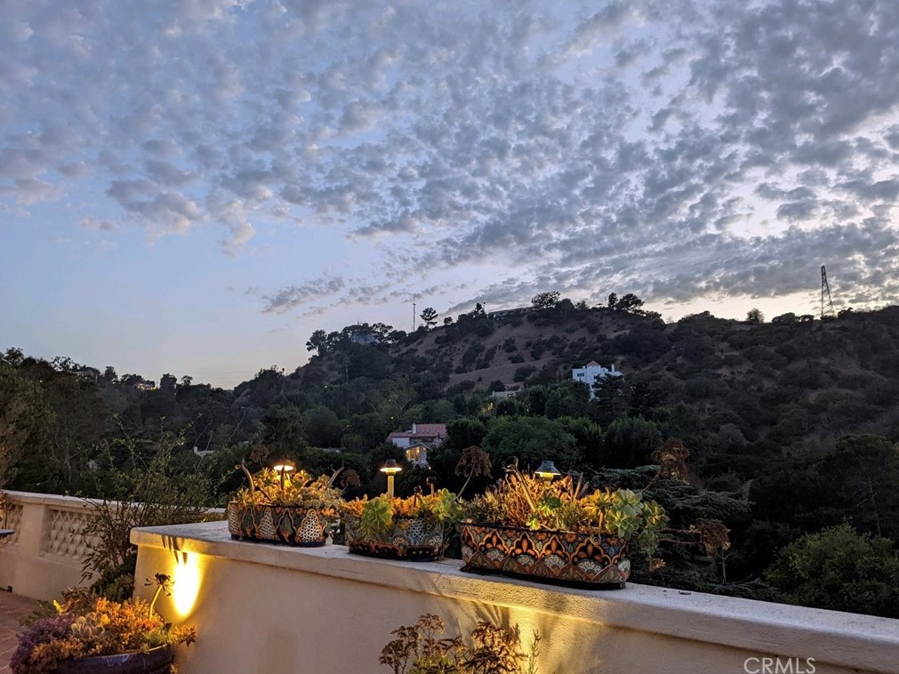 2169 Groveland Dr, Los Angeles CA  90046-1521 exterior