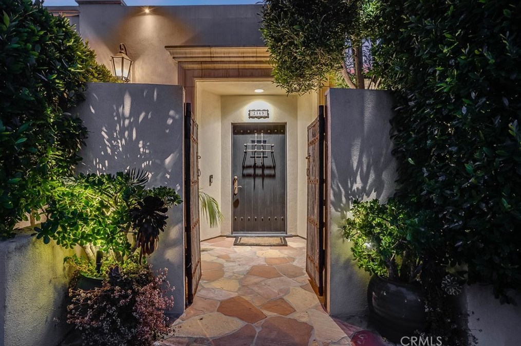 2169 Groveland Dr, Los Angeles CA  90046-1521 exterior