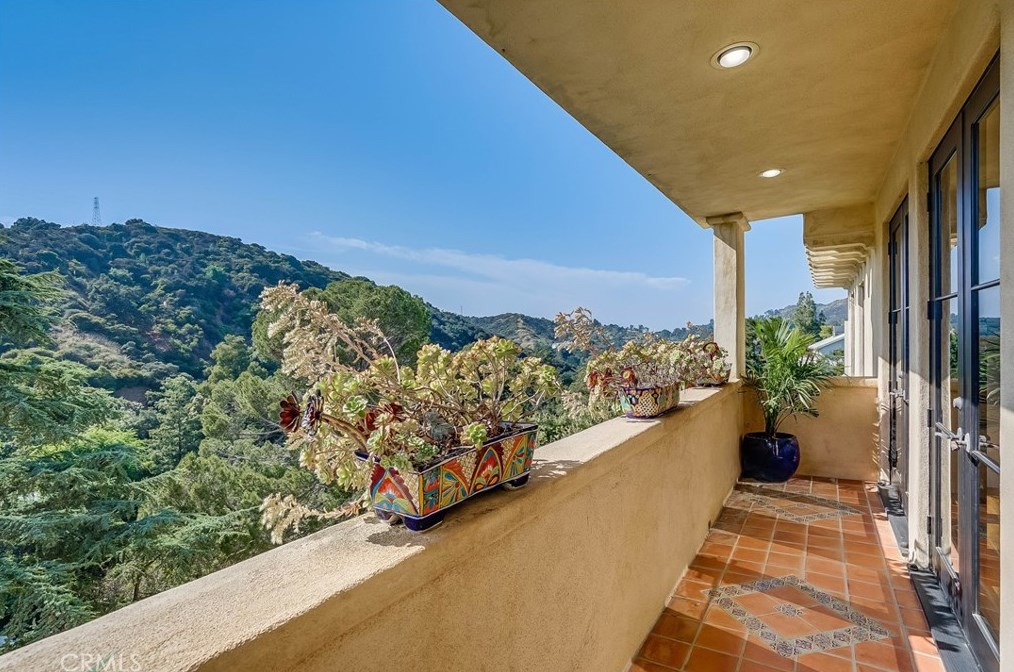 2169 Groveland Dr, Los Angeles CA  90046-1521 exterior