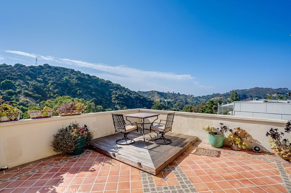 2169 Groveland Dr, Los Angeles CA  90046-1521 exterior