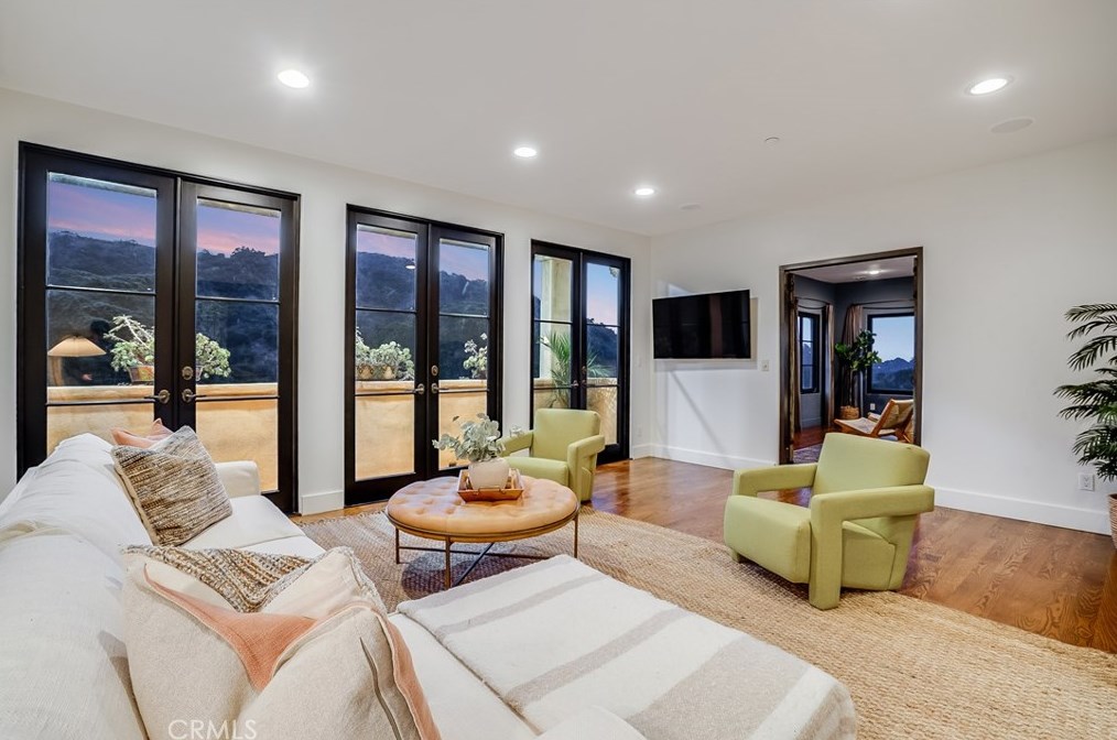 2169 Groveland Dr, Los Angeles CA  90046-1521 exterior