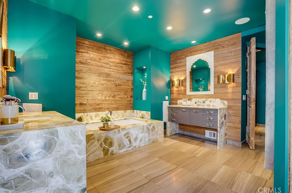 2169 Groveland Dr, Los Angeles CA  90046-1521 exterior