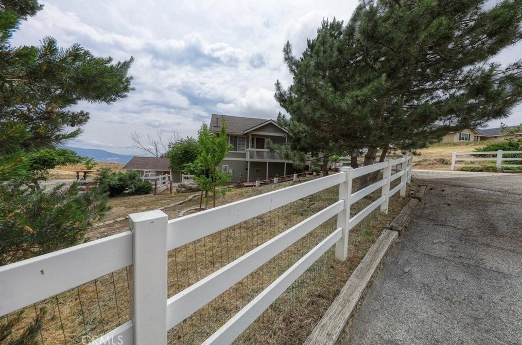 29950 Horsethief Dr, Tehachapi, CA 93561