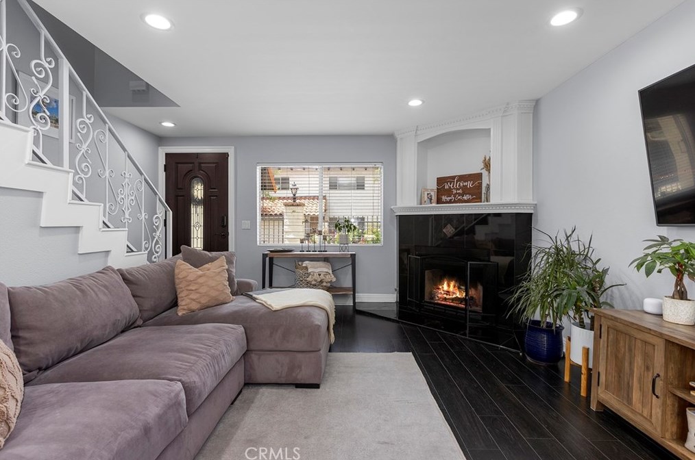 5275 Colodny Dr #4, Calabasas, CA 91301