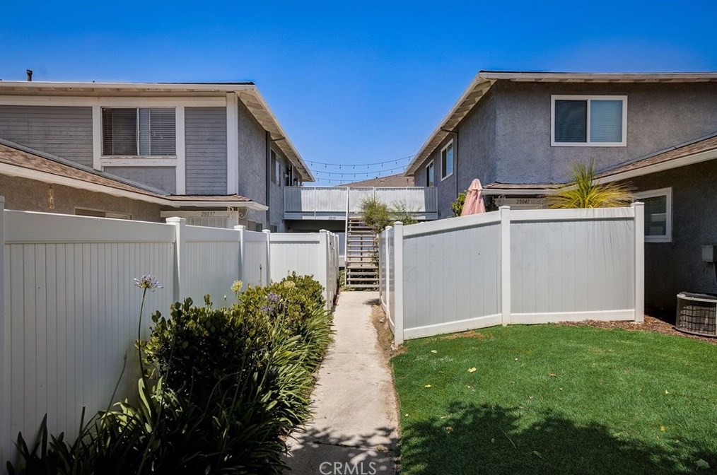 28037 Robin Ave, Santa Clarita, CA 91350