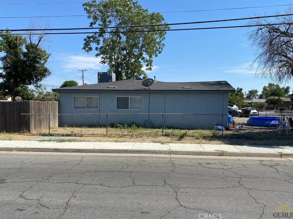 225 Bliss St, Bakersfield CA  93307-1515 exterior