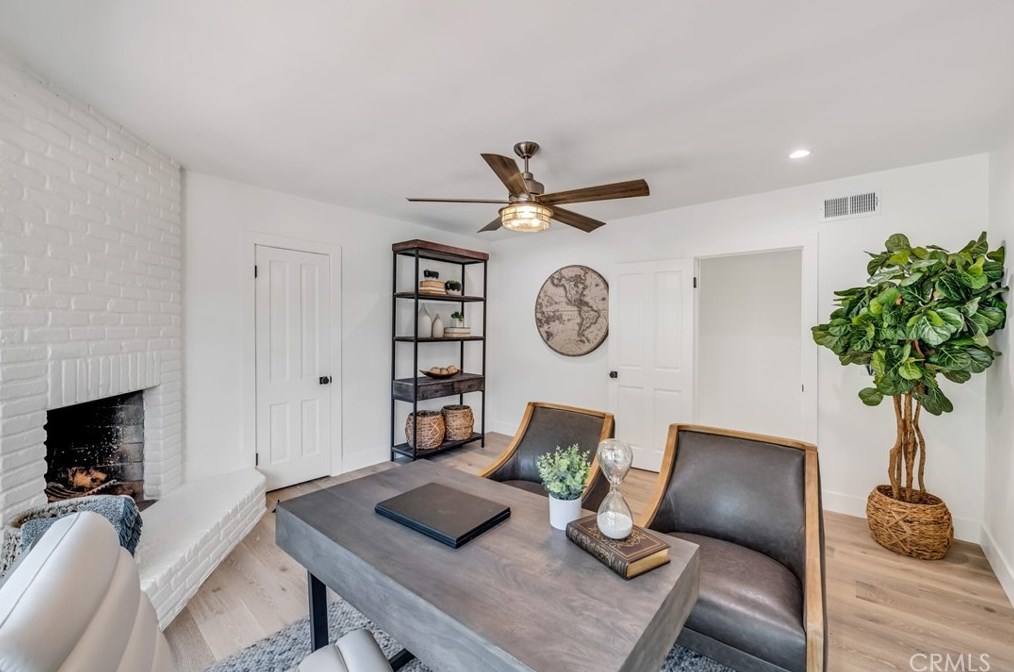 160 Thurston Ave, Los Angeles CA  90049-2422 exterior