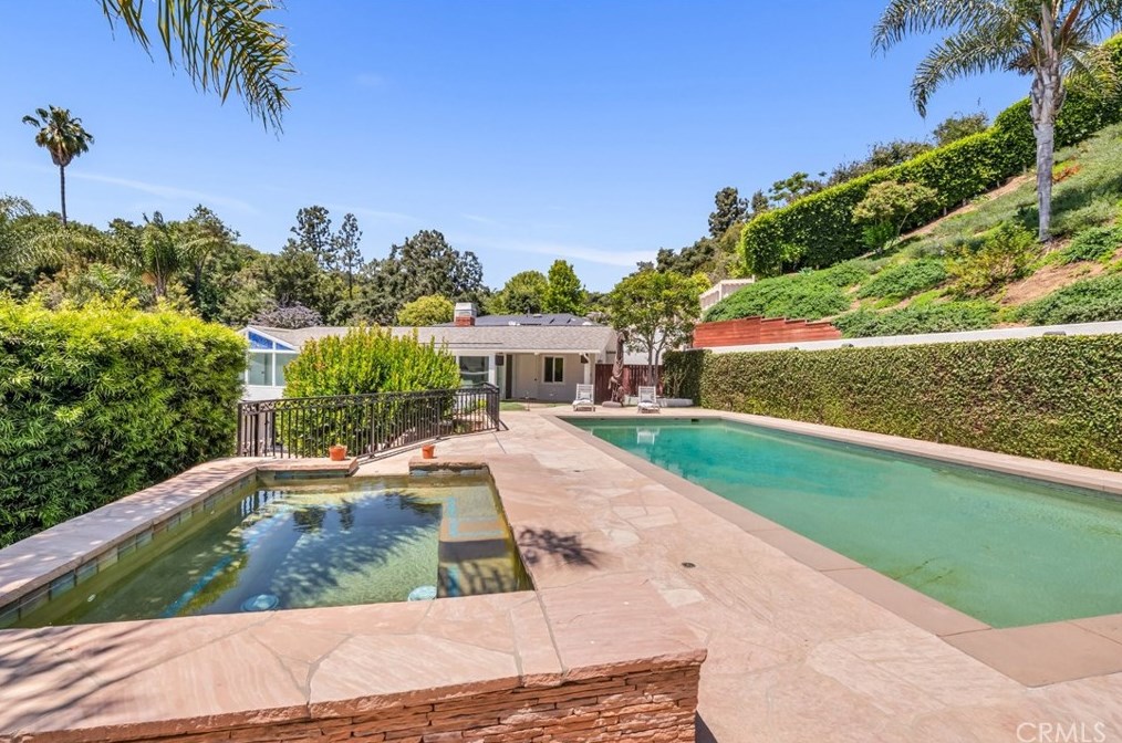 160 Thurston Ave, Los Angeles CA  90049-2422 exterior