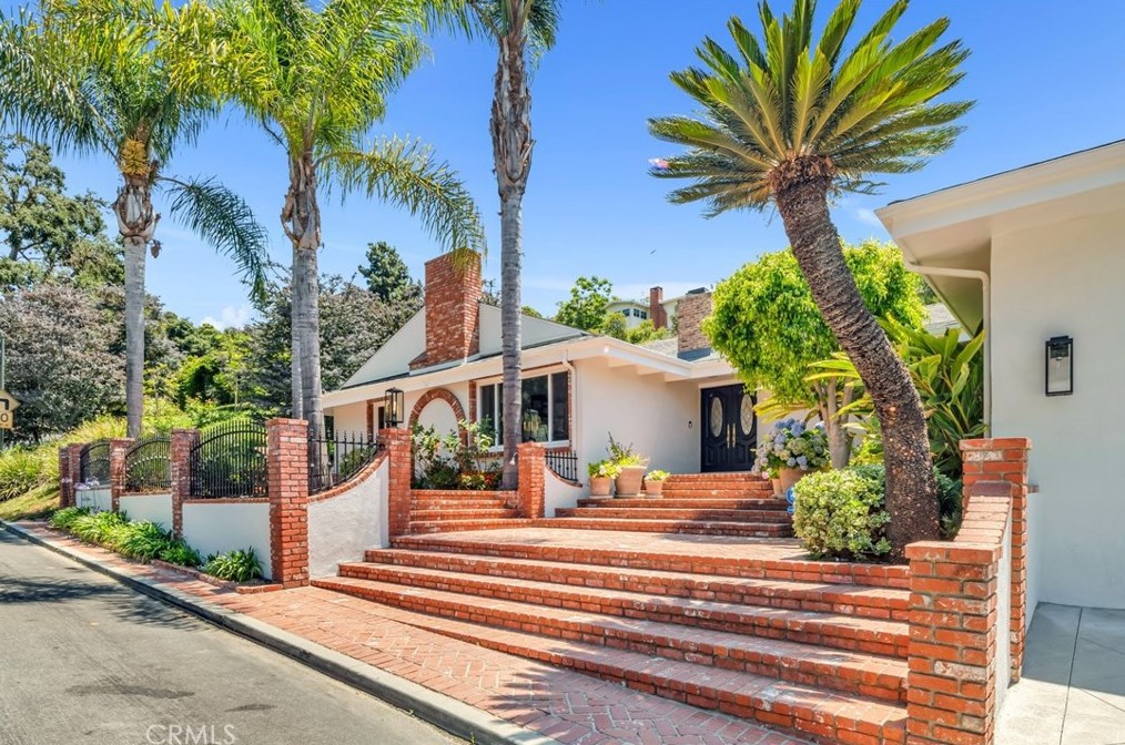 160 Thurston Ave, Los Angeles, CA 90049-2422