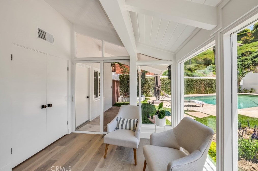 160 Thurston Ave, Los Angeles CA  90049-2422 exterior