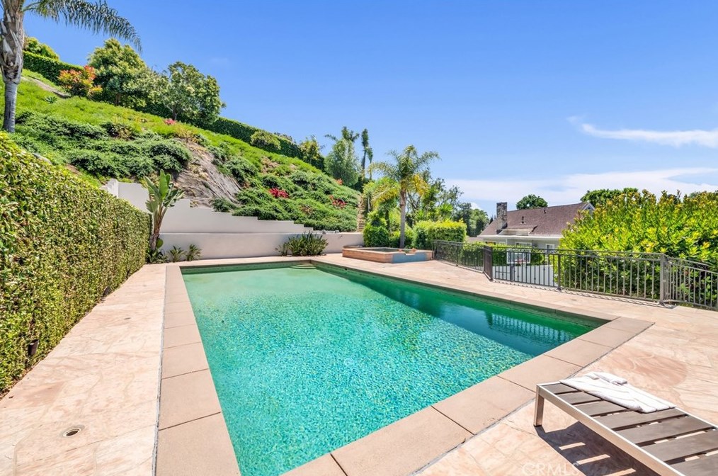 160 Thurston Ave, Los Angeles CA  90049-2422 exterior