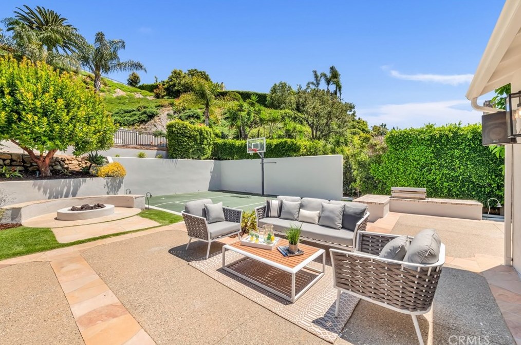 160 Thurston Ave, Los Angeles CA  90049-2422 exterior