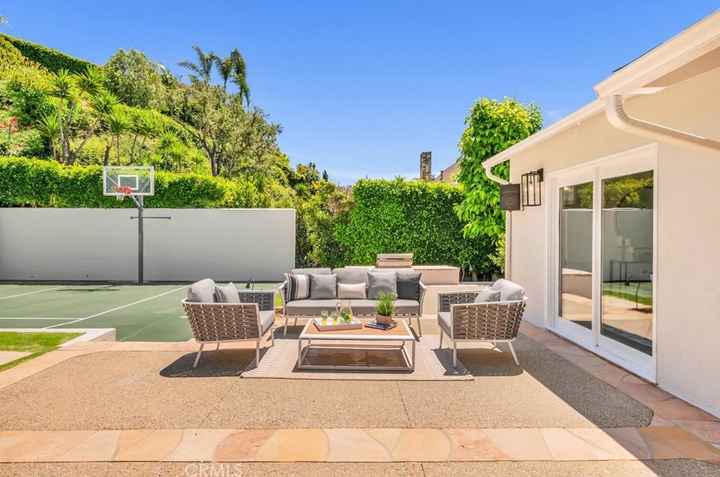 160 Thurston Ave, Los Angeles CA  90049-2422 exterior