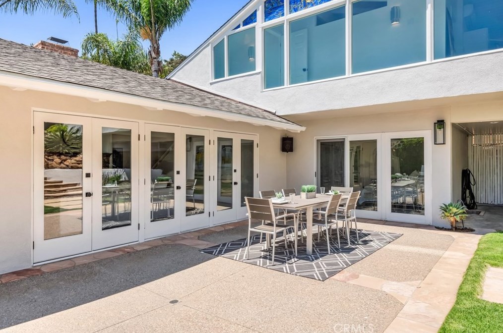 160 Thurston Ave, Los Angeles CA  90049-2422 exterior