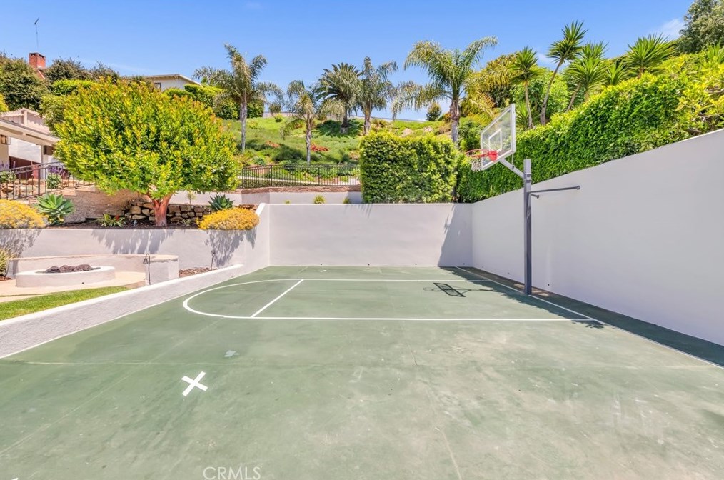 160 Thurston Ave, Los Angeles CA  90049-2422 exterior