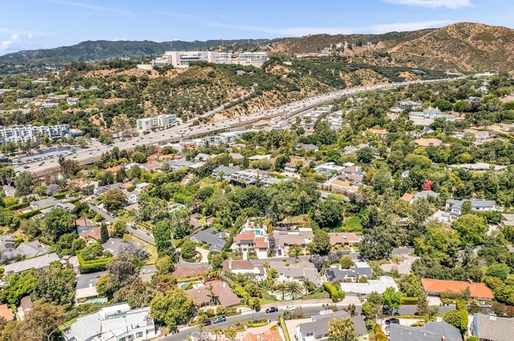 160 Thurston Ave, Los Angeles CA  90049-2422 exterior